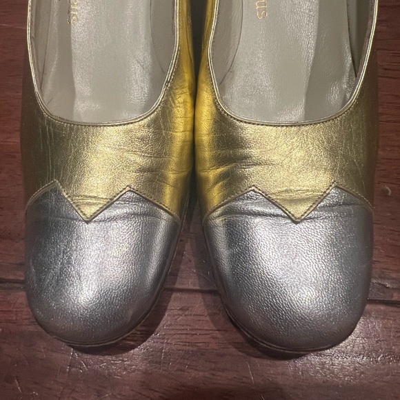 Vintage/Antique Neiman Marcus Gold and Silver Dress pumps - Picture 2 of 6